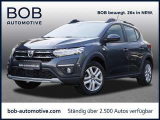 Schräge Frontansicht auf einen Dacia Sandero , freigestellt