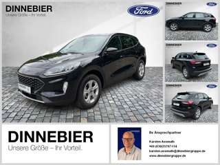 Schräge Frontansicht auf einen Ford Kuga , freigestellt