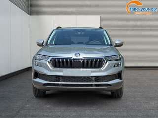 Schräge Frontansicht auf einen Skoda Karoq , freigestellt