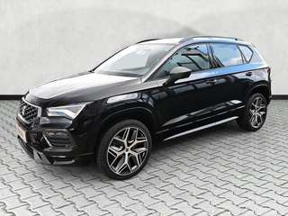 Schräge Frontansicht auf einen SEAT Ateca , freigestellt