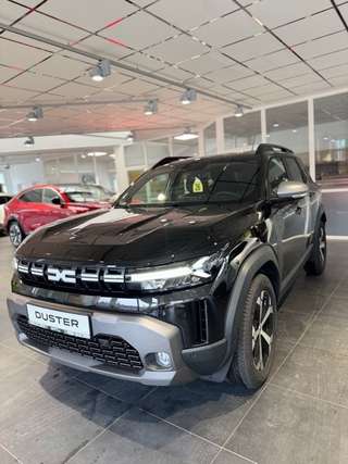 Schräge Frontansicht auf einen Dacia Duster , freigestellt