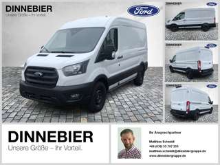 Schräge Frontansicht auf einen Ford Transit , freigestellt