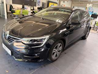 Schräge Frontansicht auf einen Renault Mégane , freigestellt
