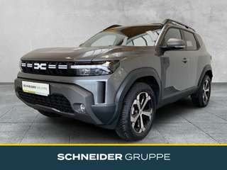 Schräge Frontansicht auf einen Dacia Duster , freigestellt