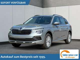 Schräge Frontansicht auf einen Skoda Kamiq , freigestellt