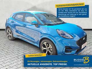 Schräge Frontansicht auf einen Ford Puma , freigestellt