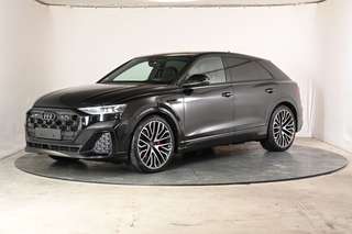 Schräge Frontansicht auf einen Audi Q8 , freigestellt