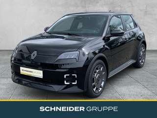 Schräge Frontansicht auf einen Renault 5 E-TECH , freigestellt