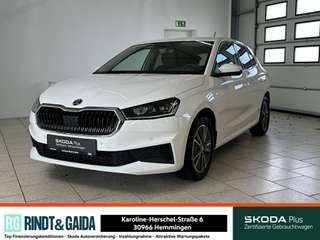 Schräge Frontansicht auf einen Skoda Fabia , freigestellt