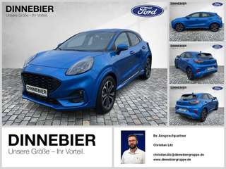Schräge Frontansicht auf einen Ford Puma , freigestellt