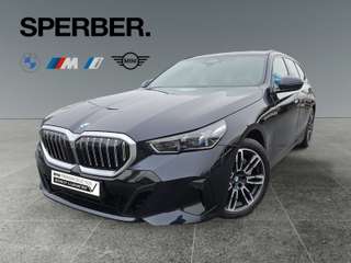 Schräge Frontansicht auf einen BMW 5er-Reihe , freigestellt