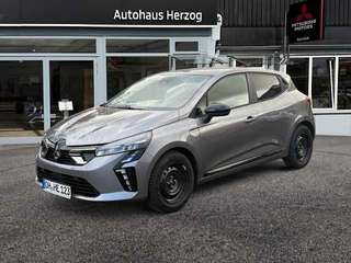 Schräge Frontansicht auf einen Mitsubishi Colt , freigestellt