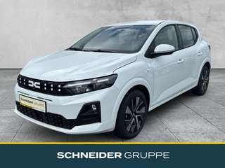 Schräge Frontansicht auf einen Dacia Sandero , freigestellt