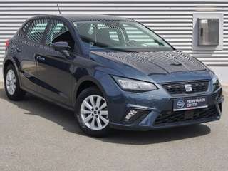 Schräge Frontansicht auf einen SEAT Ibiza , freigestellt