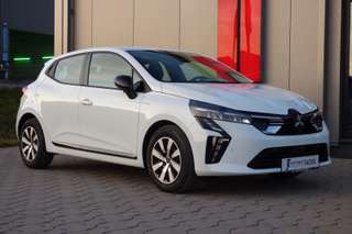 Schräge Frontansicht auf einen Mitsubishi Colt , freigestellt