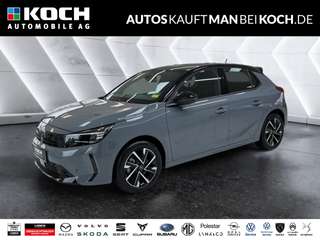 Schräge Frontansicht auf einen Opel Corsa , freigestellt