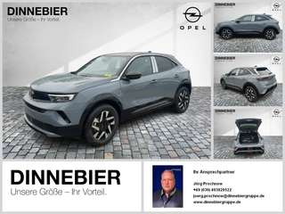 Schräge Frontansicht auf einen Opel Mokka , freigestellt