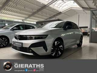Schräge Frontansicht auf einen Opel Astra , freigestellt