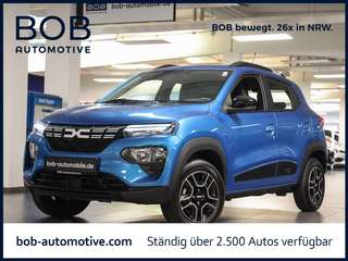 Schräge Frontansicht auf einen Dacia Spring , freigestellt