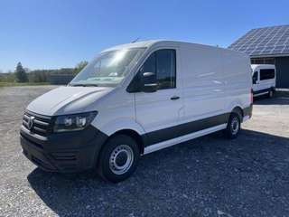 Schräge Frontansicht auf einen Volkswagen Crafter , freigestellt