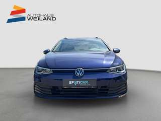 Schräge Frontansicht auf einen Volkswagen Golf , freigestellt