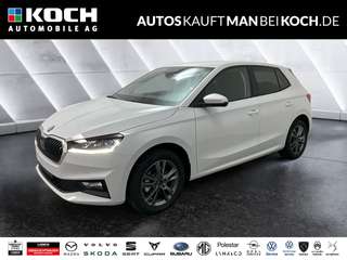 Schräge Frontansicht auf einen Skoda Fabia , freigestellt