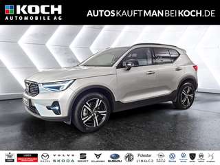 Schräge Frontansicht auf einen Volvo XC40 , freigestellt