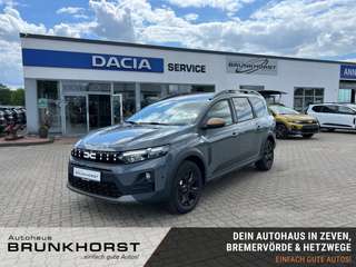 Schräge Frontansicht auf einen Dacia Jogger , freigestellt