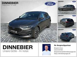 Schräge Frontansicht auf einen Ford Focus , freigestellt
