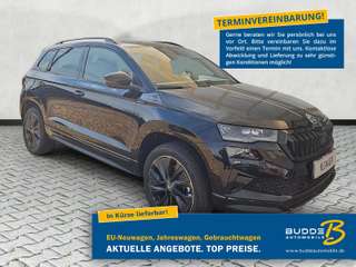 Schräge Frontansicht auf einen Skoda Karoq , freigestellt