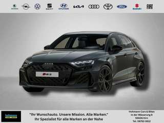 Schräge Frontansicht auf einen Audi RS3 , freigestellt