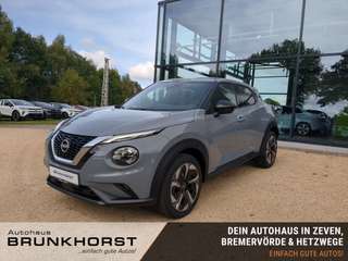 Schräge Frontansicht auf einen Nissan JUKE , freigestellt