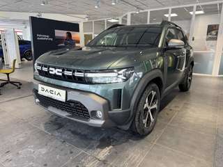 Schräge Frontansicht auf einen Dacia Duster , freigestellt