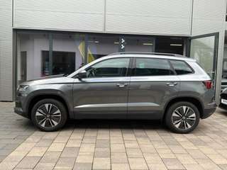 Schräge Frontansicht auf einen Skoda Karoq , freigestellt