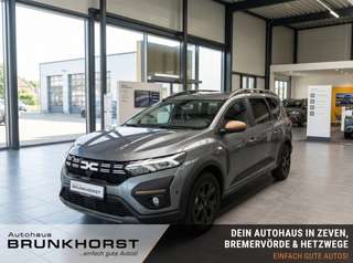Schräge Frontansicht auf einen Dacia Jogger , freigestellt