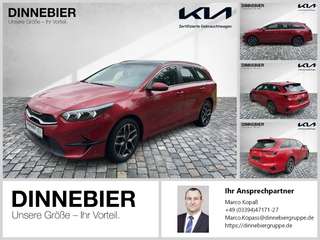 Schräge Frontansicht auf einen Kia cee'd , freigestellt