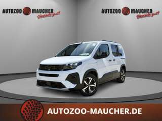 Schräge Frontansicht auf einen Peugeot Rifter , freigestellt