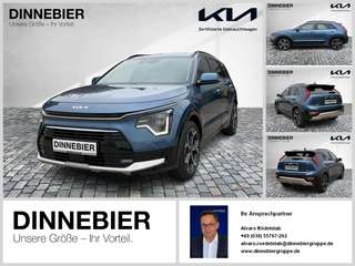 Schräge Frontansicht auf einen Kia Niro , freigestellt