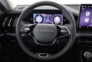 Schräge Frontansicht auf einen Skoda Kodiaq , freigestellt