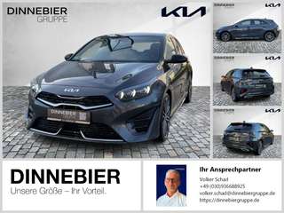 Schräge Frontansicht auf einen Kia cee'd , freigestellt