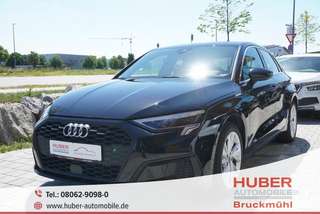 Schräge Frontansicht auf einen Audi A3 , freigestellt