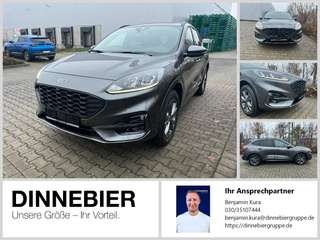 Schräge Frontansicht auf einen Ford Kuga , freigestellt