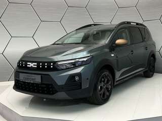 Schräge Frontansicht auf einen Dacia Jogger , freigestellt