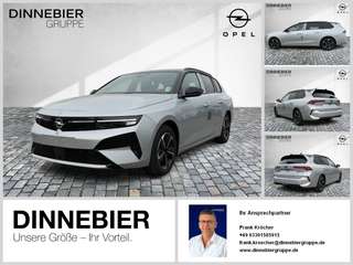 Schräge Frontansicht auf einen Opel Astra , freigestellt