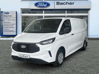 Schräge Frontansicht auf einen Ford Transit Custom , freigestellt