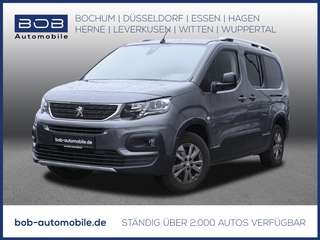 Schräge Frontansicht auf einen Peugeot Rifter , freigestellt