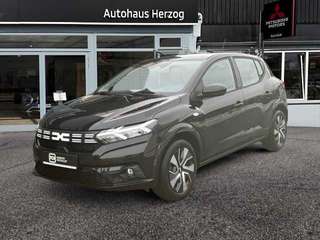 Schräge Frontansicht auf einen Dacia Sandero , freigestellt