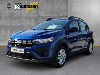 Schräge Frontansicht auf einen Dacia Sandero , freigestellt