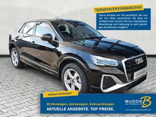 Schräge Frontansicht auf einen Audi Q2 , freigestellt