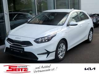 Schräge Frontansicht auf einen Kia cee'd , freigestellt